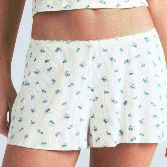 BLØDT LOUNGE-SÆT MED BLONDE-CAMI OG SHORTS