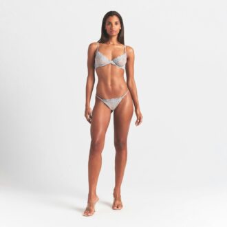 BRODERET LINGERIE MED SKRIDTLØS STRINGBIKINI