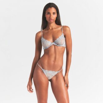 BRODERET LINGERIE MED SKRIDTLØS STRINGBIKINI
