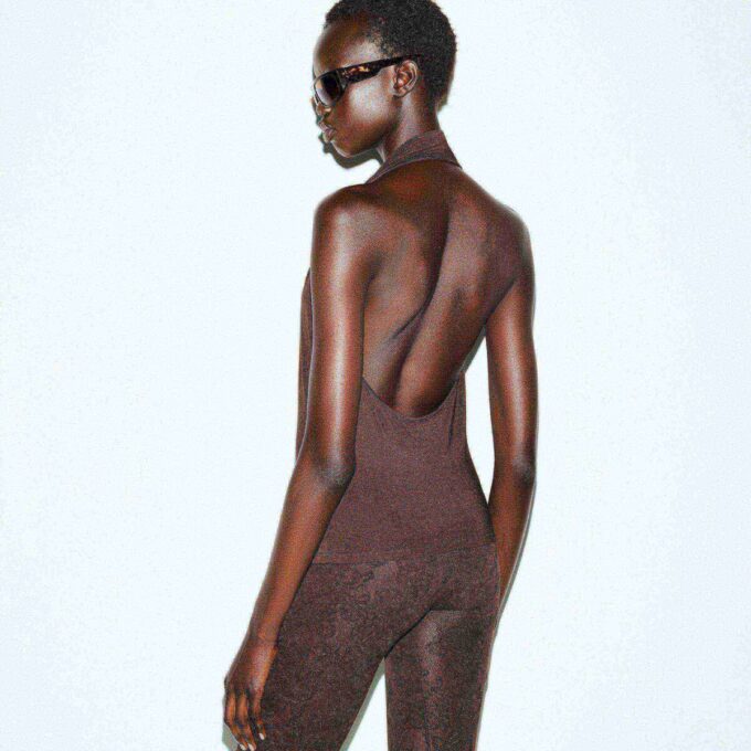 GLATTE LAG DYBT PLUNGE HALTER TOP