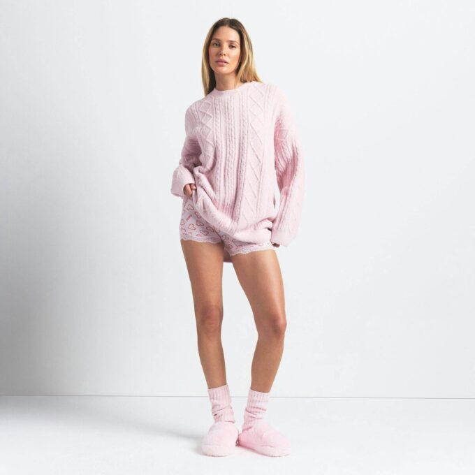 HYGGELIG LET OVERSIZERET KABELSTRIKKET TRØJE MED CREWNECK