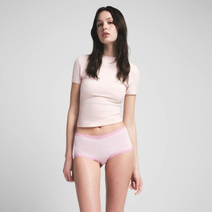 LETTE BOMULDSSHORT MED BLONDE TIL DRENGE
