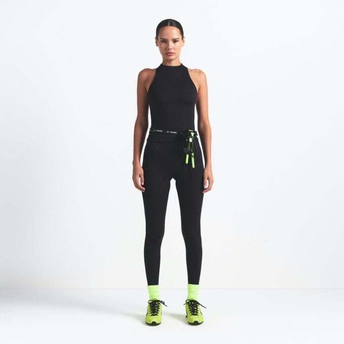 NikeSKIMS MAT RACER-TANK MED HØJ HALS