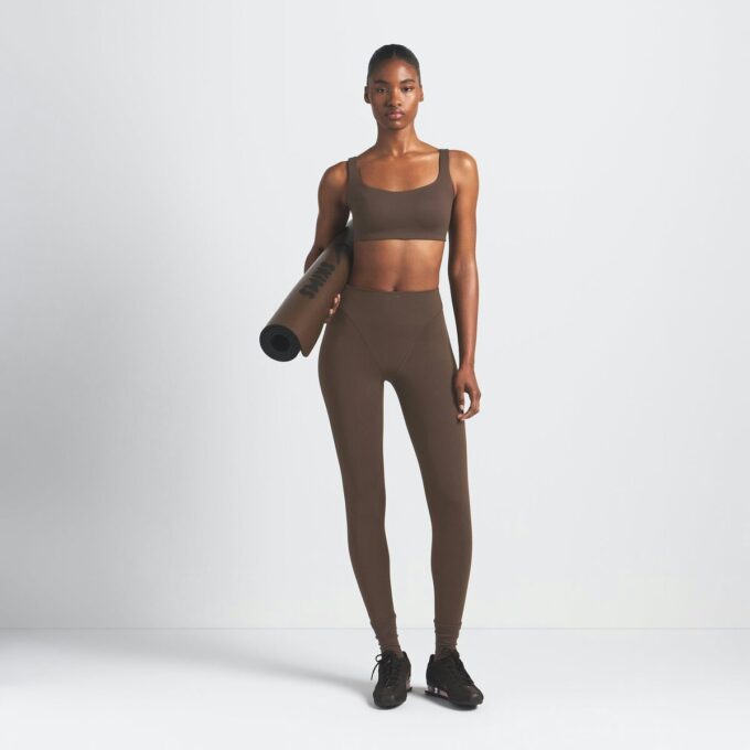NikeSKIMS MATTE BH MED SKØR HALS