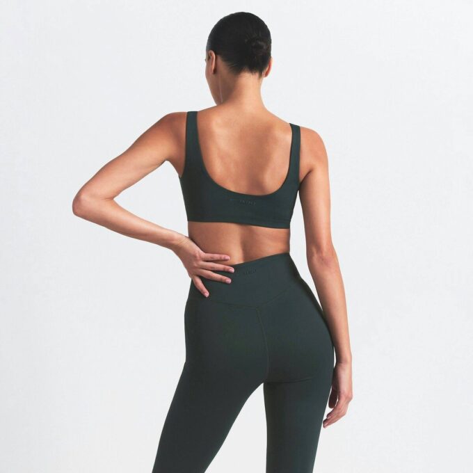 NikeSKIMS MATTE BH MED SKØR HALS