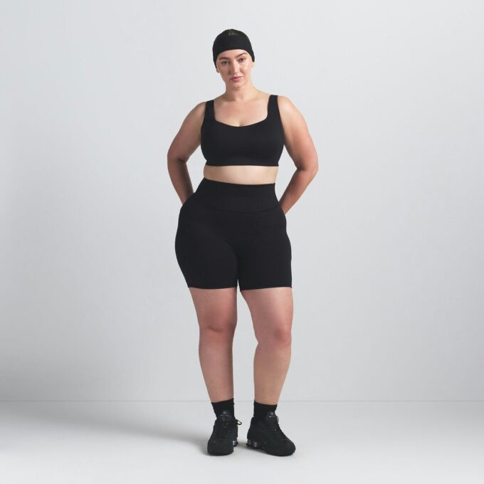 NikeSKIMS MATTE BH MED SKØR HALS