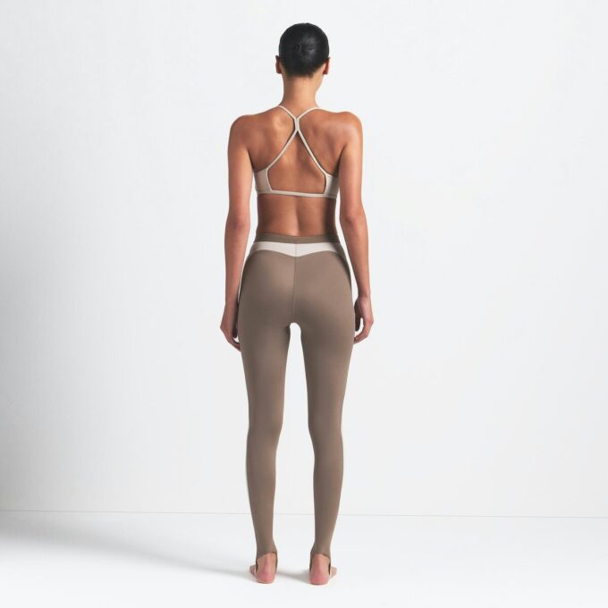 NikeSKIMS SHINE TREKKESNØRE-STIGBØJLEGGINGS 26″