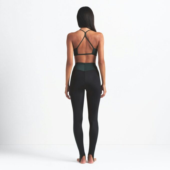 NikeSKIMS SHINE TREKKESNØRE-STIGBØJLEGGINGS 26″