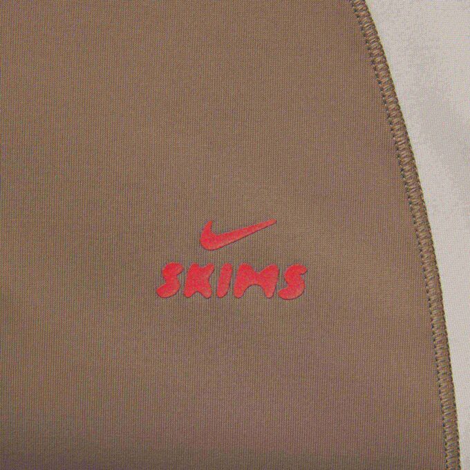 NikeSKIMS SHINE TREKKESNØRE-STIGBØJLEGGINGS 26″