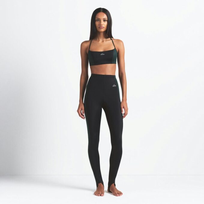 NikeSKIMS SHINE TREKKESNØRE-STIGBØJLEGGINGS 26″