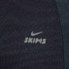 NikeSKIMS SHINE TREKKESNØRE-STIGBØJLEGGINGS 26″