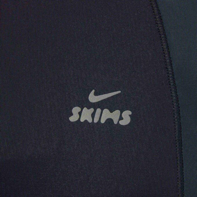 NikeSKIMS SHINE TREKKESNØRE-STIGBØJLEGGINGS 26″