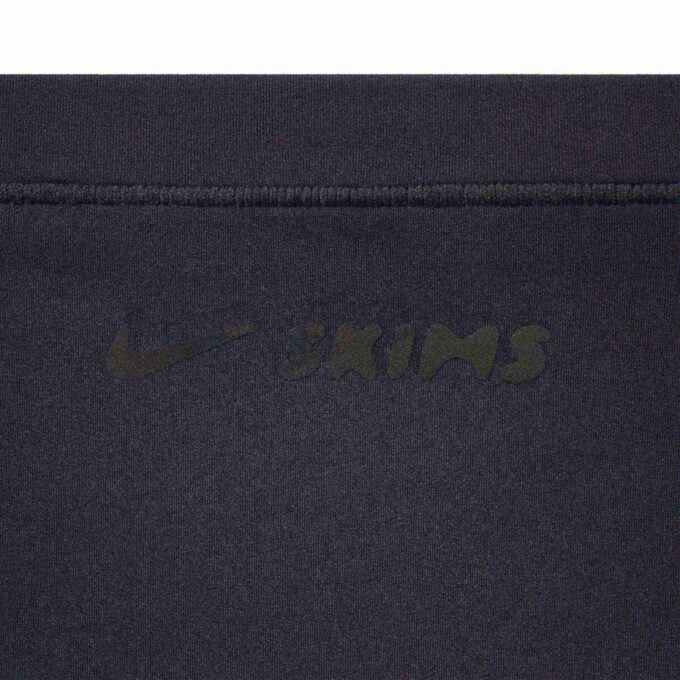NikeSKIMS VÆGTFRISSE LAG V-LINE 26″ LEGGINGS