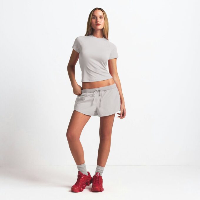 NikeSKIMS VÆVET NYLON 2,5″ LØBERSHORTS