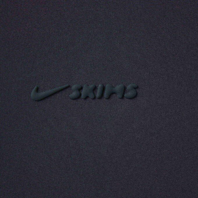 NikeSKIMS VÆVET NYLON OVERSIZED TRÆNINGSJAKKE