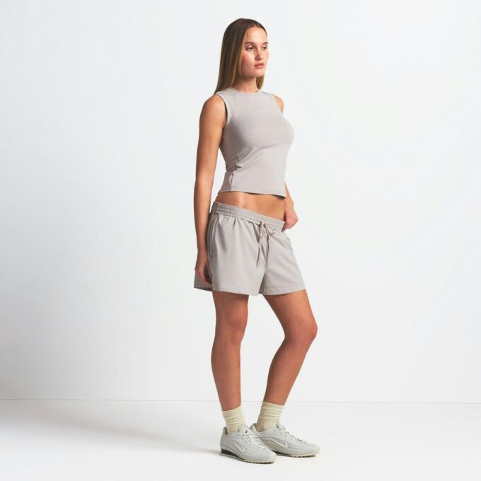 NikeSKIMS VÆVET NYLON 5″ TRÆNINGSHORTS