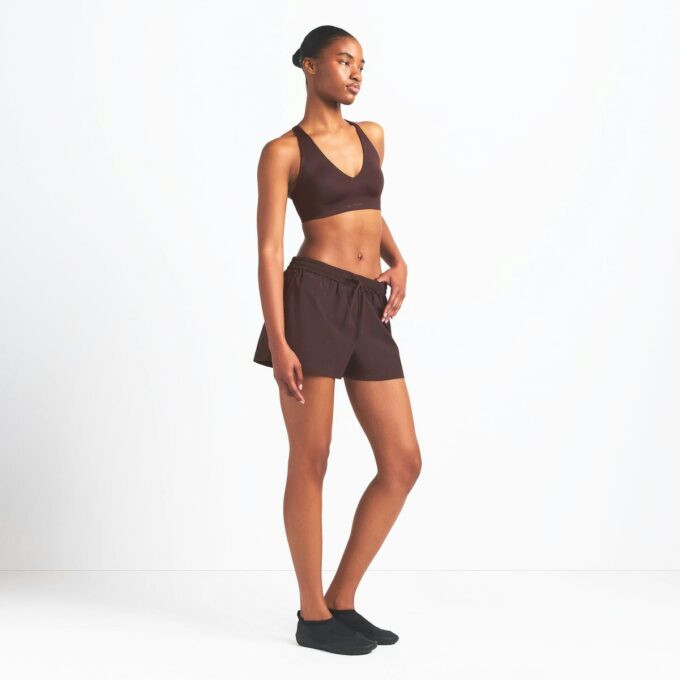 NikeSKIMS VÆVET NYLON 5″ TRÆNINGSHORTS