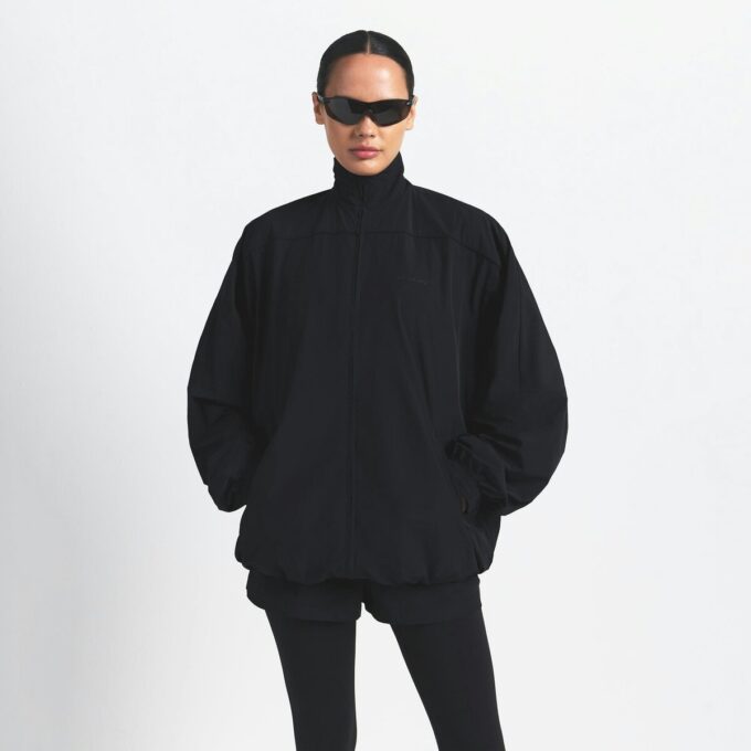 NikeSKIMS VÆVET NYLON OVERSIZED TRÆNINGSJAKKE