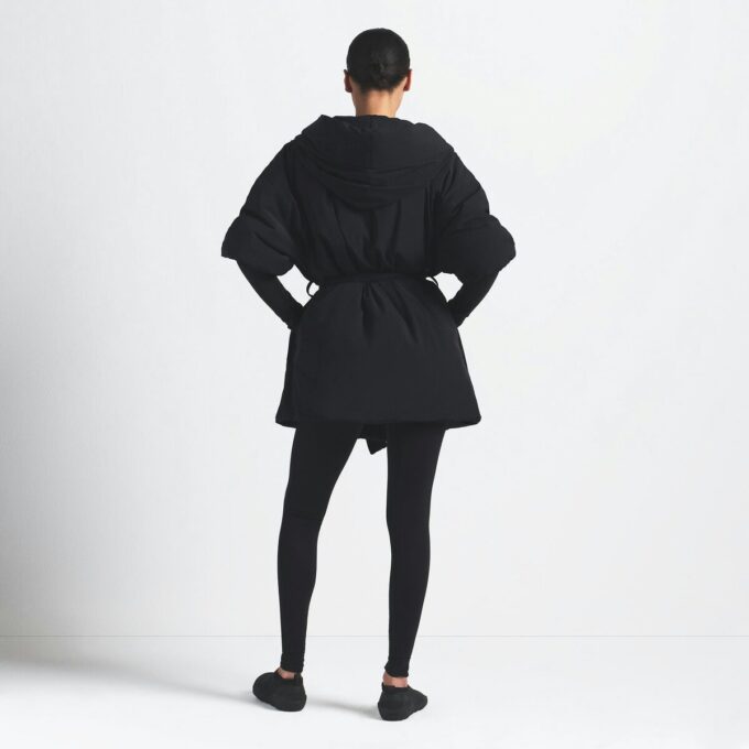 NikeSKIMS VÆVET NYLON WRAPFRAKKE