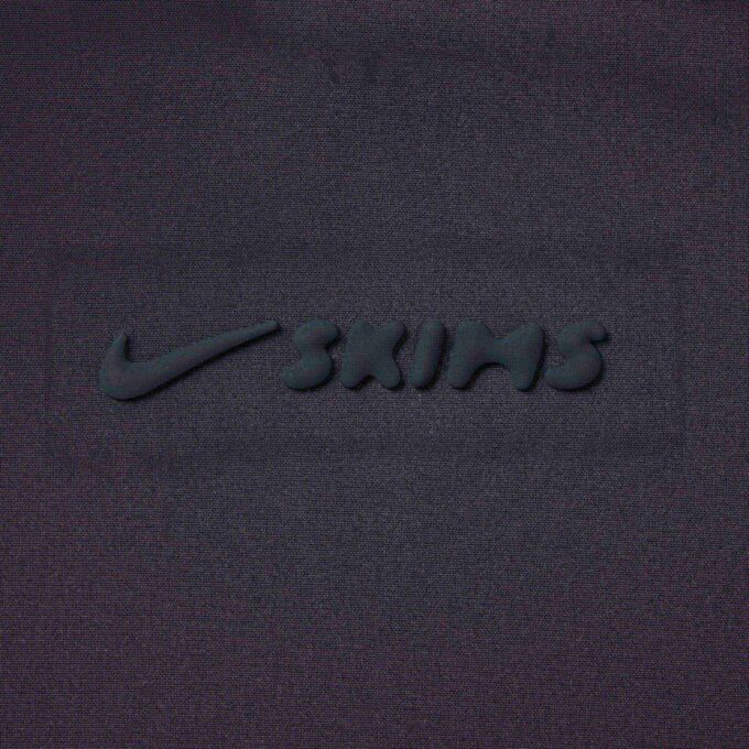 NikeSKIMS VÆVET NYLON WRAPFRAKKE