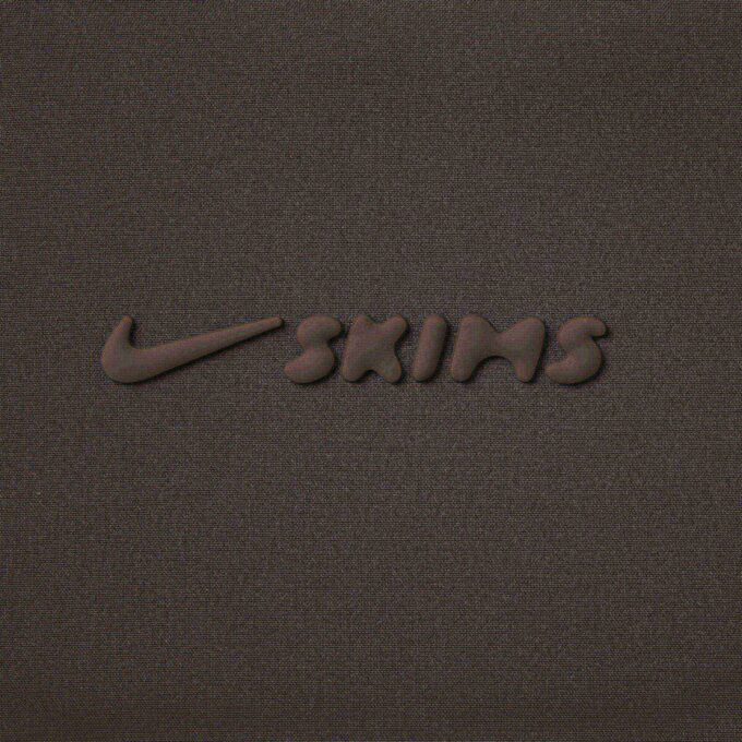 NikeSKIMS VÆVET NYLON WRAPFRAKKE