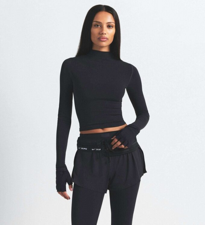 NikeSKIMS VINTAGE SØMLØS CROP TOP MED HØJ HALS