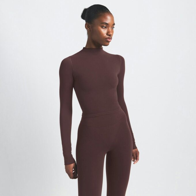 NikeSKIMS VINTAGE SØMLØS CROP TOP MED HØJ HALS