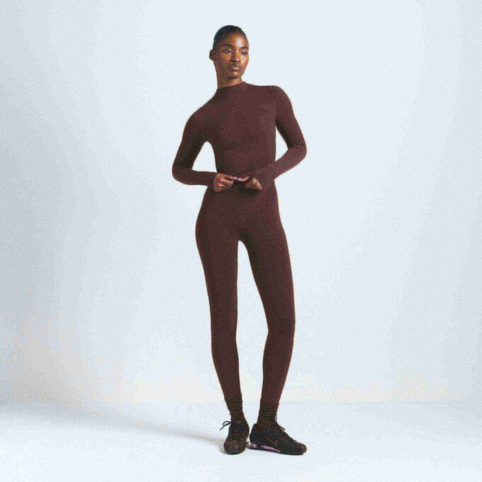 NikeSKIMS VINTAGE SØMLØS CROP TOP MED HØJ HALS