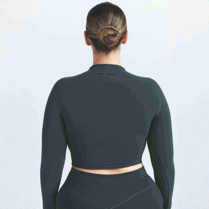 NikeSKIMS VINTAGE SØMLØS CROP TOP MED HØJ HALS