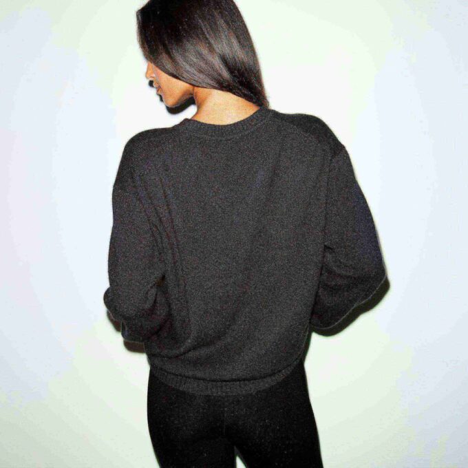 OVERSIZED ULD OG CASHMERE TRØJE MED V-HALS