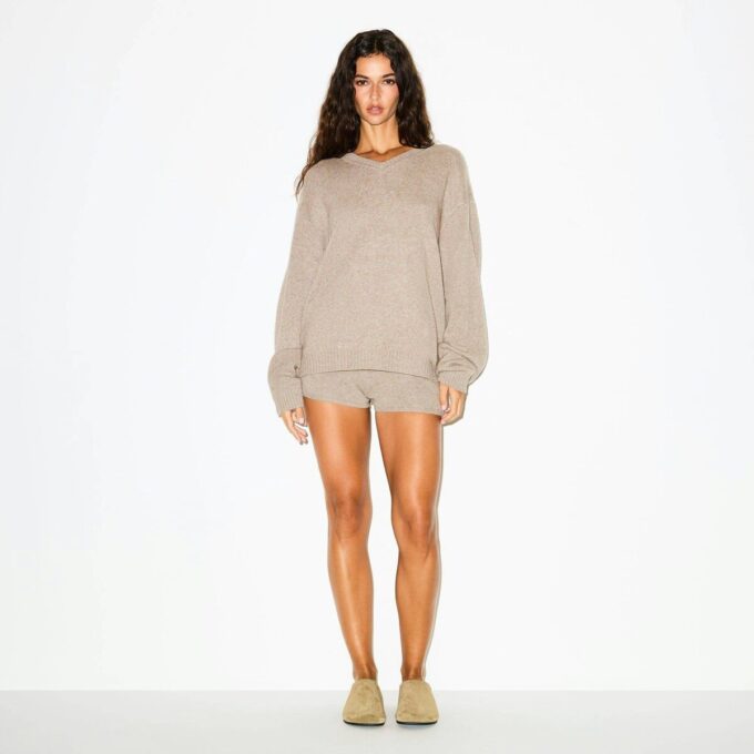 OVERSIZED ULD OG CASHMERE TRØJE MED V-HALS