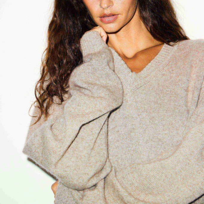 OVERSIZED ULD OG CASHMERE TRØJE MED V-HALS