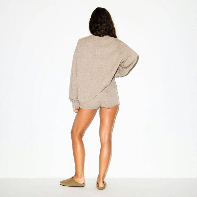 OVERSIZED ULD OG CASHMERE TRØJE MED V-HALS