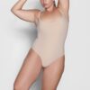 PASSER TIL ALLE FIRKANTET HALS-BODYSUIT