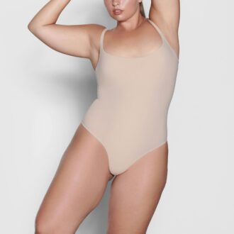 PASSER TIL ALLE FIRKANTET HALS-BODYSUIT