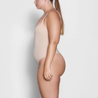 PASSER TIL ALLE FIRKANTET HALS-BODYSUIT