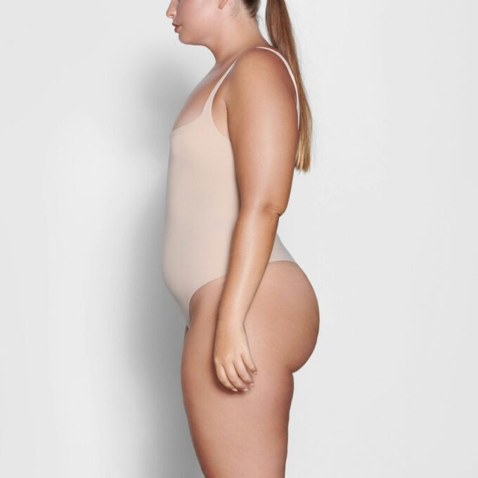 PASSER TIL ALLE FIRKANTET HALS-BODYSUIT