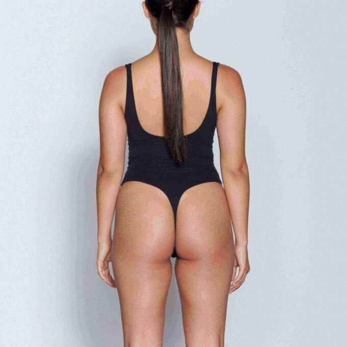 PASSER TIL ALLE FIRKANTET HALS-BODYSUIT