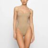 PASSER TIL ALLE FLØJET BLONDE CAMI-BODYSUIT