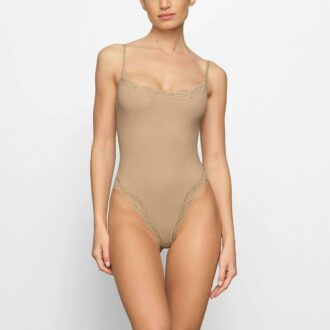 PASSER TIL ALLE FLØJET BLONDE CAMI-BODYSUIT