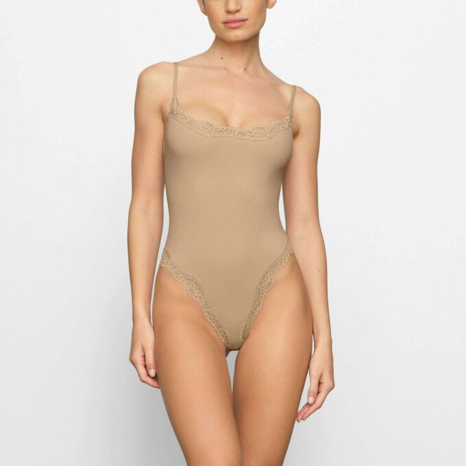 PASSER TIL ALLE FLØJET BLONDE CAMI-BODYSUIT
