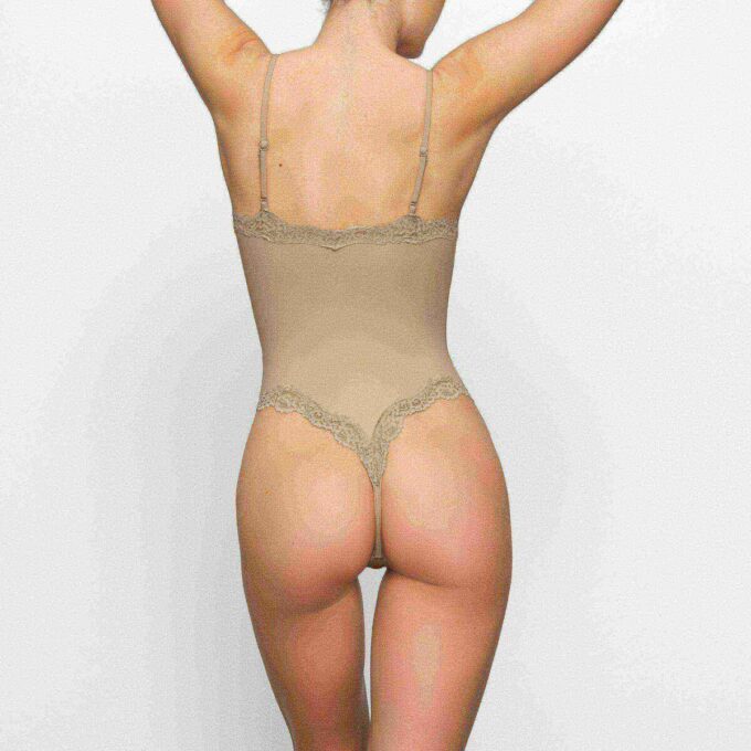 PASSER TIL ALLE FLØJET BLONDE CAMI-BODYSUIT