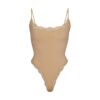 PASSER TIL ALLE FLØJET BLONDE CAMI-BODYSUIT