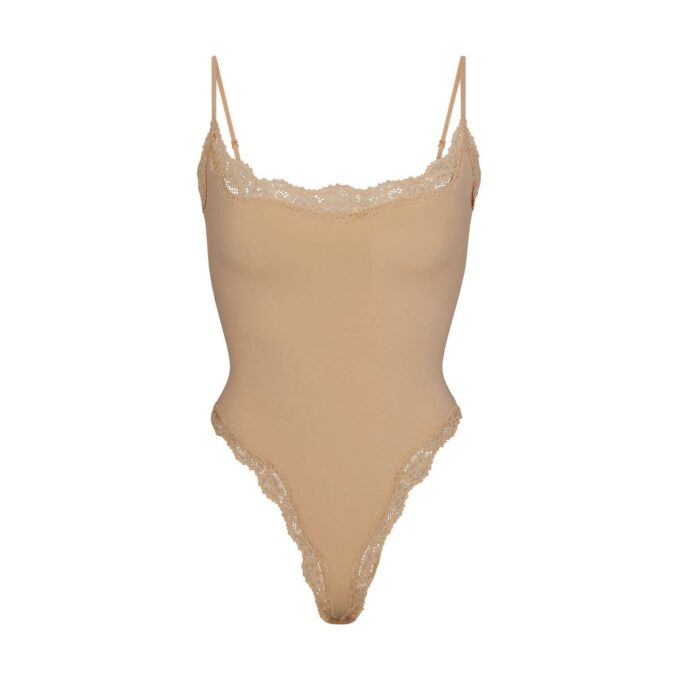 PASSER TIL ALLE FLØJET BLONDE CAMI-BODYSUIT