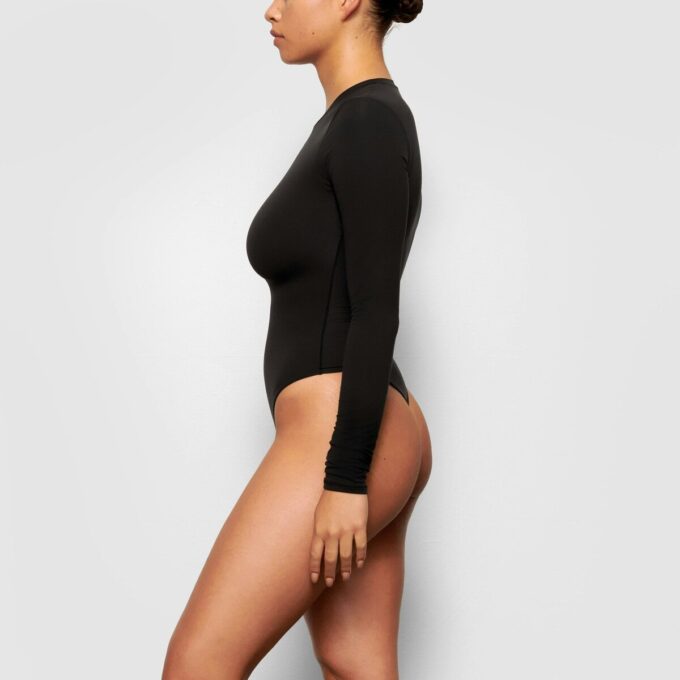 PASSER TIL ALLE LANGÆRMET BODYSUIT MED RUND HALS