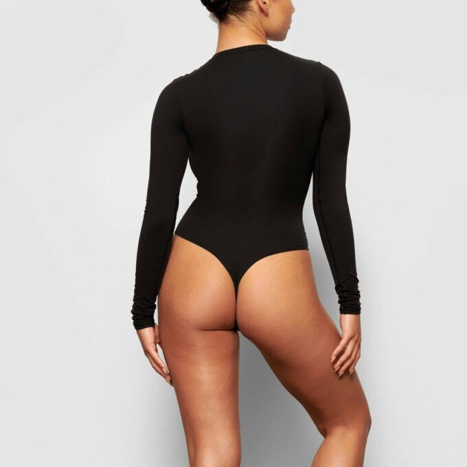 PASSER TIL ALLE LANGÆRMET BODYSUIT MED RUND HALS