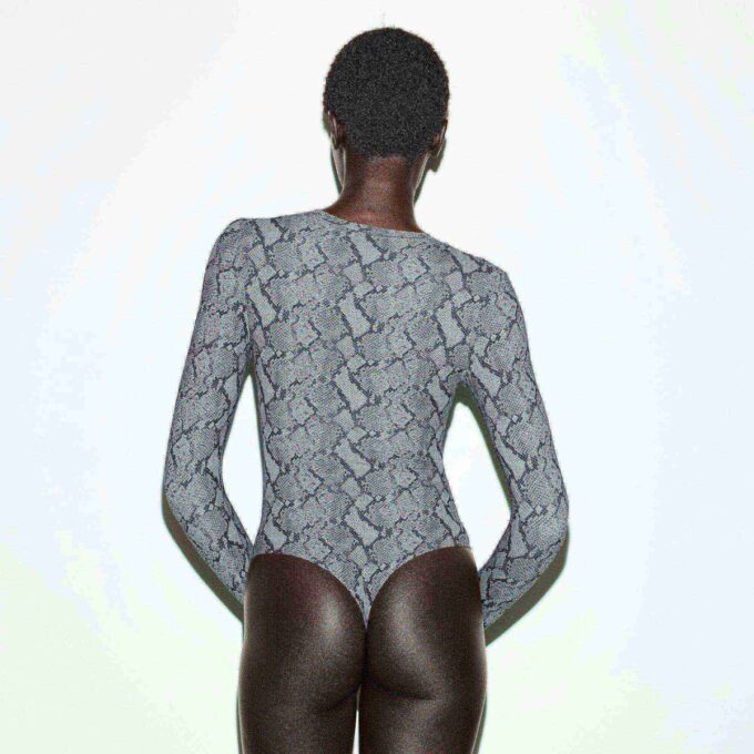 PASSER TIL ALLE LANGÆRMET BODYSUIT MED RUND HALS