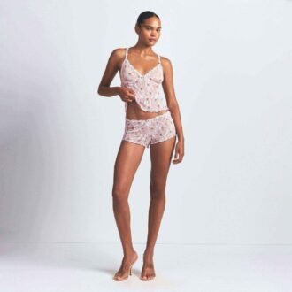 saet med trekantet cami og shorts i stretchblonde 1 330x330 - S&AElig;T MED TREKANTET CAMI OG SHORTS I STRETCHBLONDE