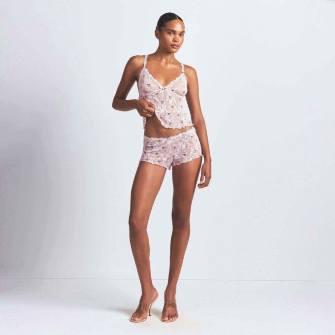 SÆT MED TREKANTET CAMI OG SHORTS I STRETCHBLONDE