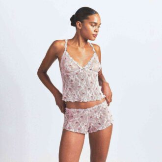 saet med trekantet cami og shorts i stretchblonde 2 330x330 - S&AElig;T MED TREKANTET CAMI OG SHORTS I STRETCHBLONDE